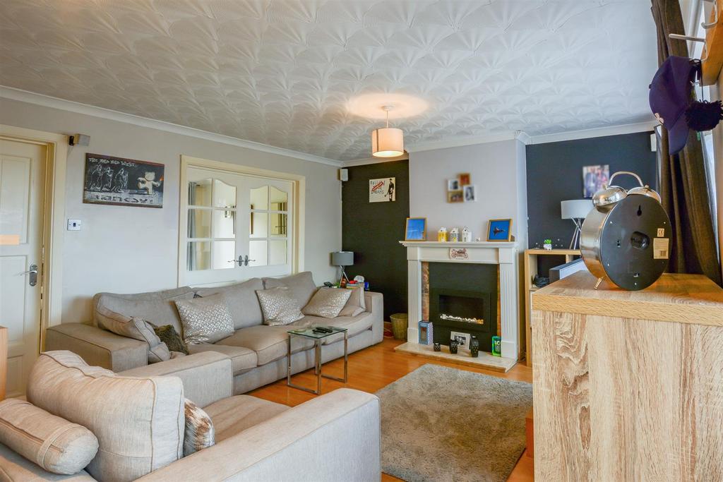 Darlton Drive, Arnold 3 bed semidetached house £180,000