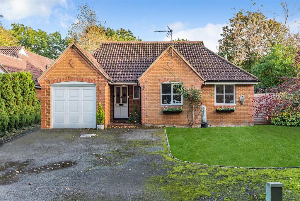 Forest Lane, Effingham Junction 3 bed bungalow £645,000