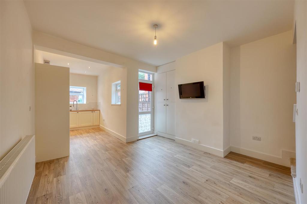 West Road, Oakham 2 bed house £850 pcm (£196 pw)