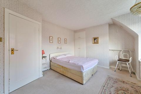 30 The Glade, Epsom, KT17 2HB