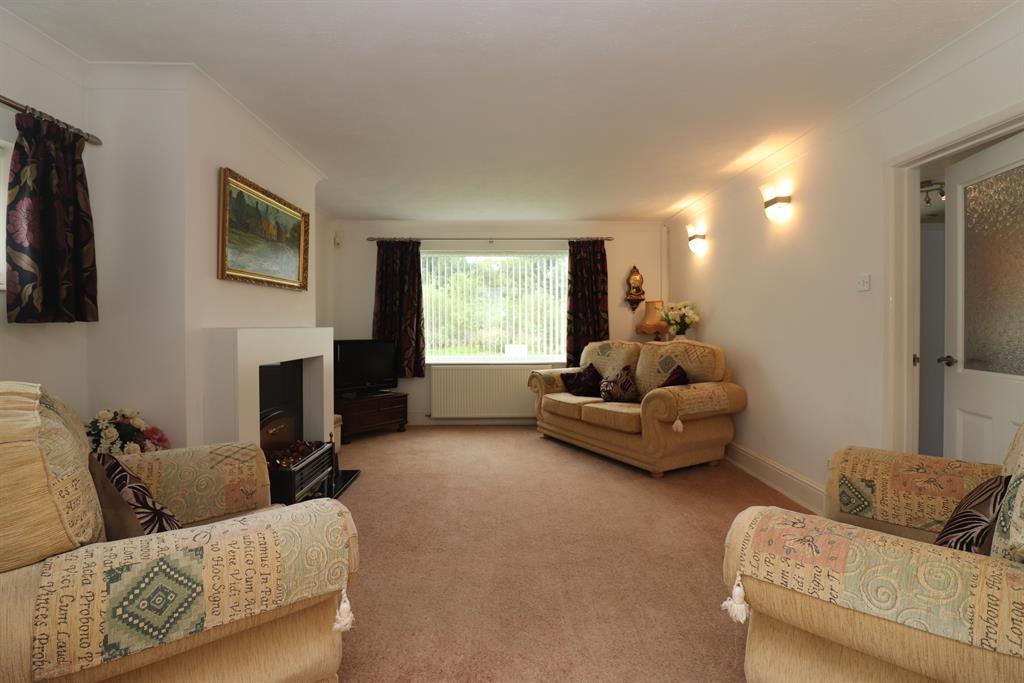Priory Drive, Darwen, BB3 3PT 2 bed detached bungalow £900 pcm (£208 pw)