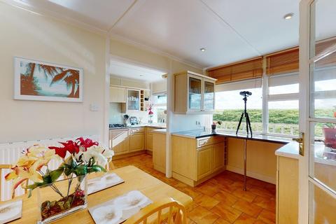 2 bedroom detached bungalow for sale - Faversham Road, Seasalter, Whitstable