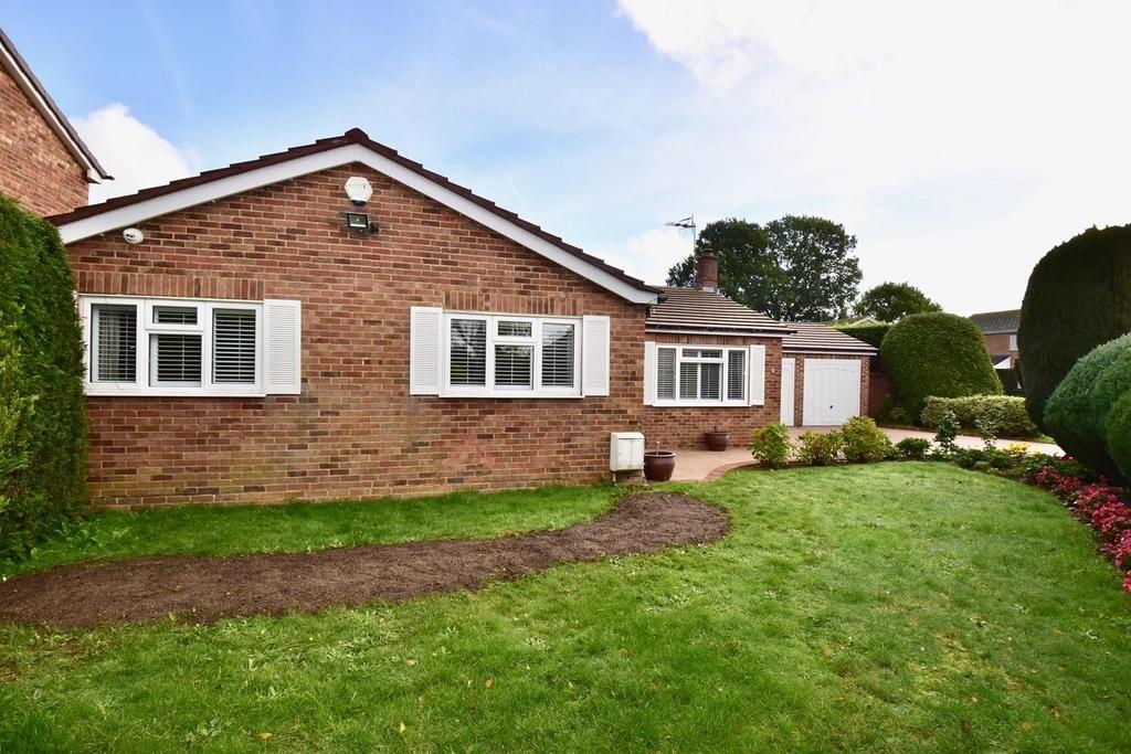 Parklawn Avenue, Horley 3 bed detached bungalow £2,000 pcm (£462 pw)