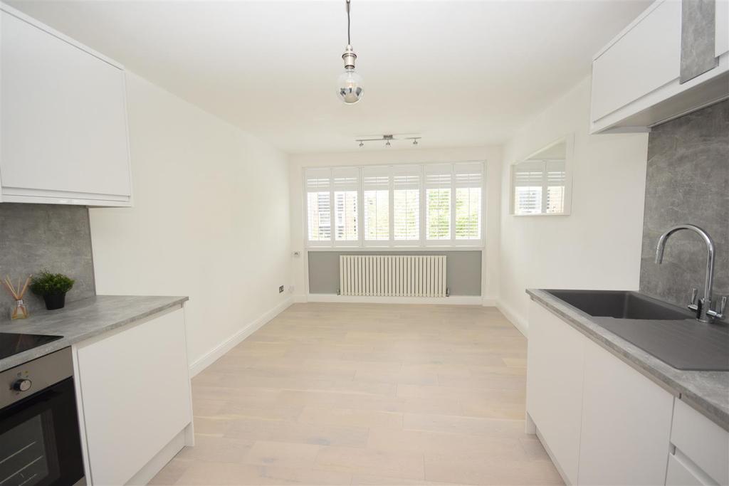 Wellesley Road, Twickenham 2 bed flat £1,550 pcm (£358 pw)