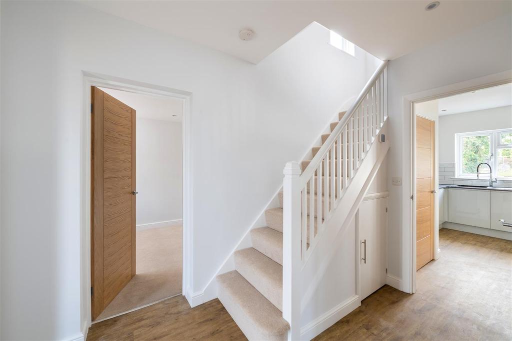 Fairfield Avenue, Horley 3 bed semidetached house £575,000