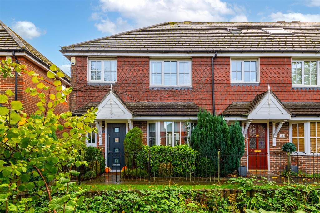 Priestlands Close, Horley 3 bed end of terrace house £425,000