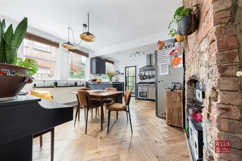 62 Fletching Road, London, E5 9QR