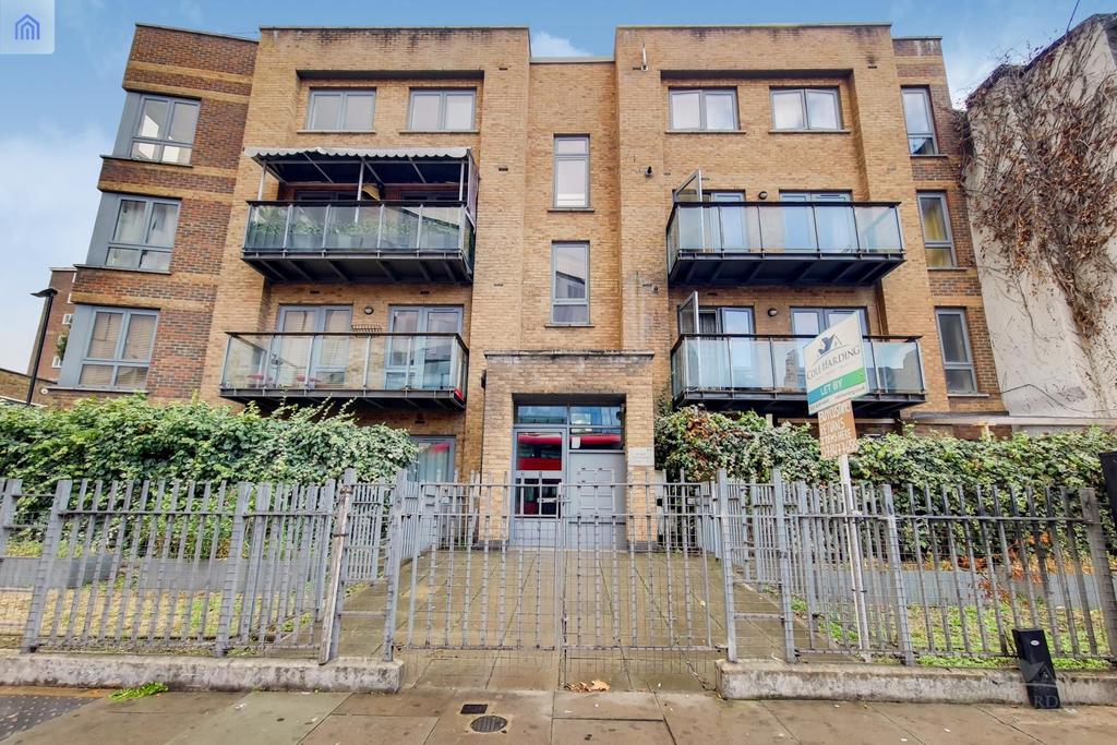 High Road, London 2 bed flat £300,000
