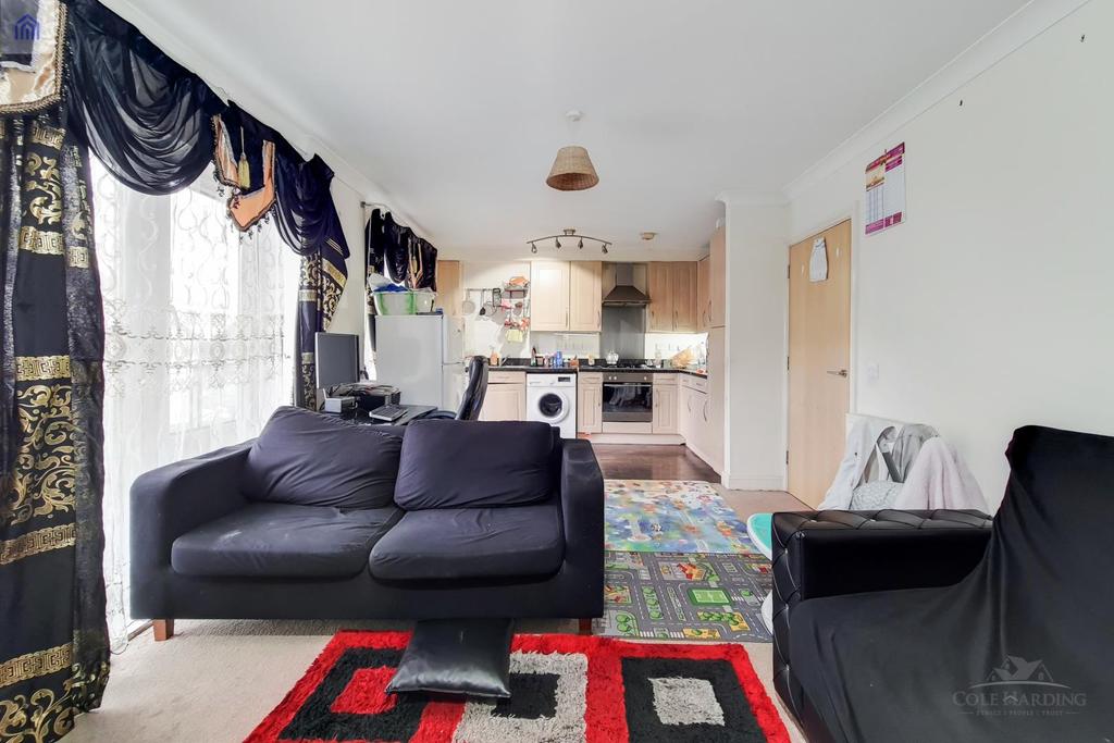 High Road, London 2 bed flat £300,000