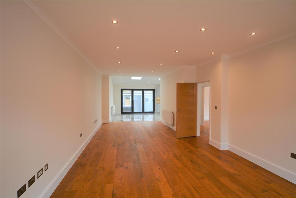 Woodberry Gardens, North Finchley, N12 4 bed house £4,500 pcm (£1,038 pw)
