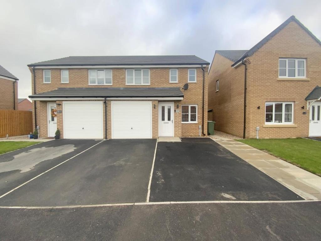 Green Lane, Humberston, Grimsby 3 bed semidetached house for sale £