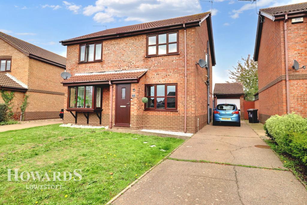 Dunston Drive, Lowestoft 2 bed semidetached house £240,000