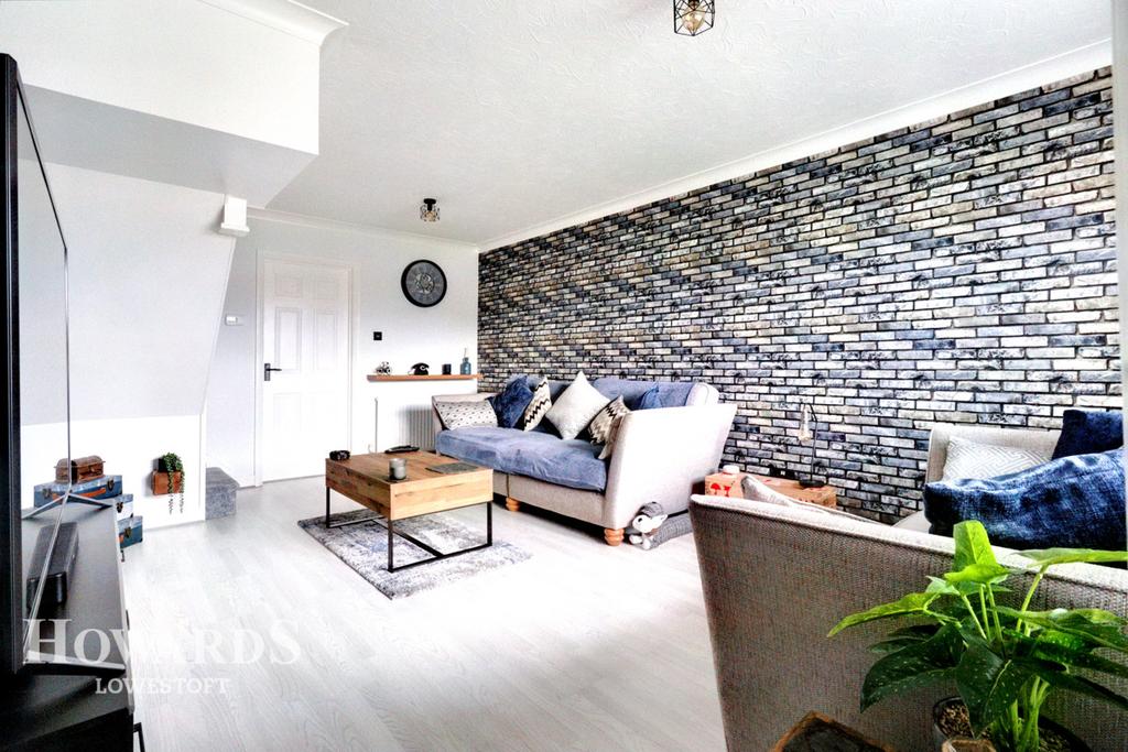 Dunston Drive, Lowestoft 2 bed semidetached house £240,000