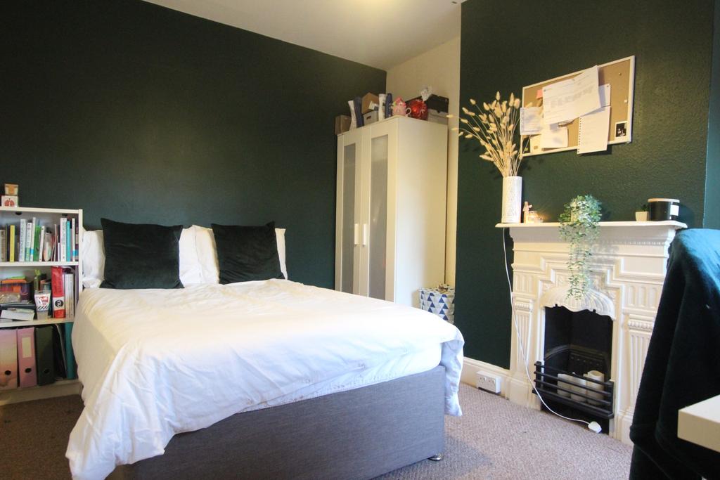Available SEPT 2023 5 Rooms at Rowley Hill Street 5 bed terraced