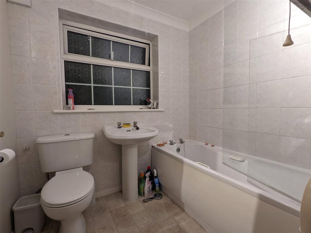 Ancaster Drive, Sleaford, NG34 4 bed detached house £995 pcm (£230 pw)