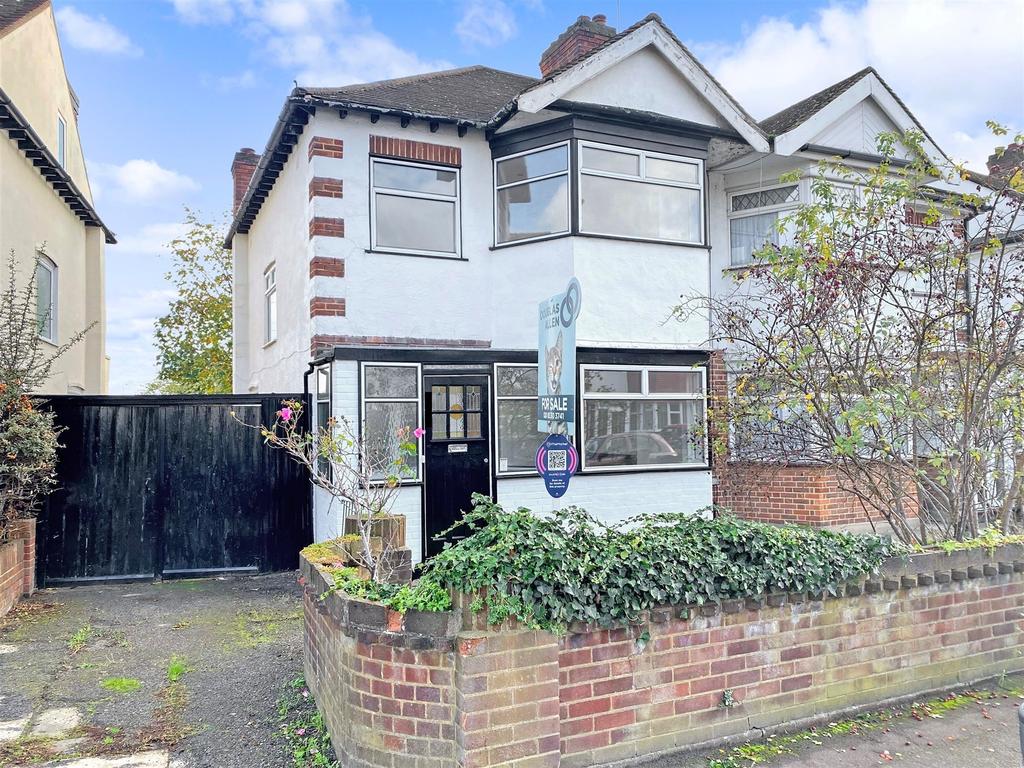 Deynecourt Gardens, Wanstead 3 bed semidetached house £750,000