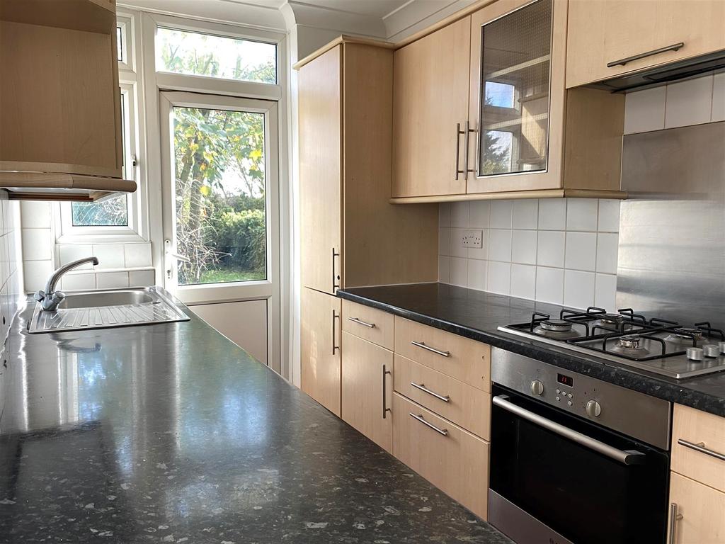 Deynecourt Gardens, Wanstead 3 bed semidetached house £750,000