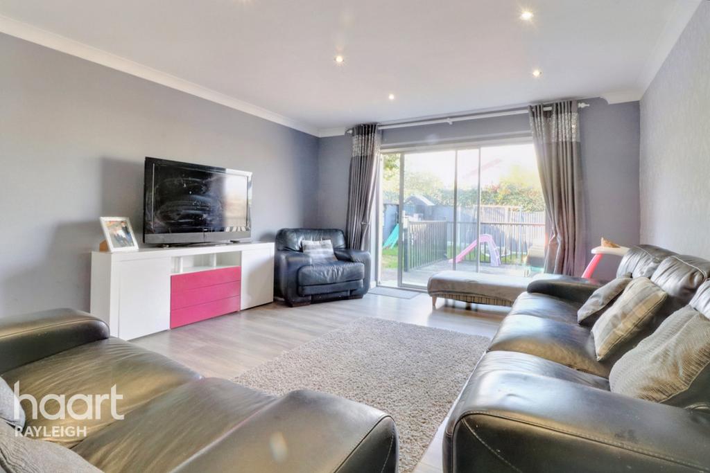 Leslie Gardens, Rayleigh 3 bed detached bungalow £425,000
