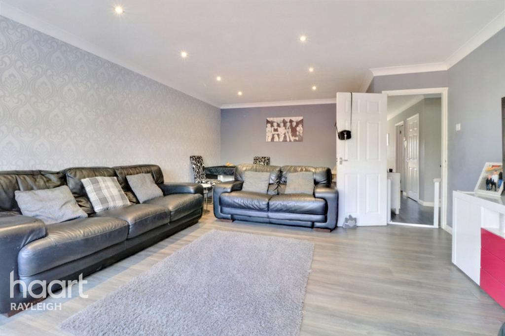 Leslie Gardens, Rayleigh 3 bed detached bungalow £425,000