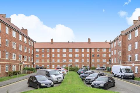 72 Albert Carr Gardens, London, SW16 3HF