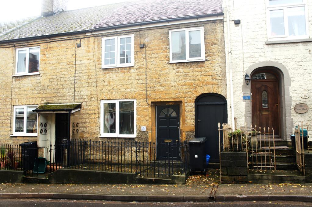 West Street, Crewkerne TA18 3 bed terraced house to rent £875 pcm (£