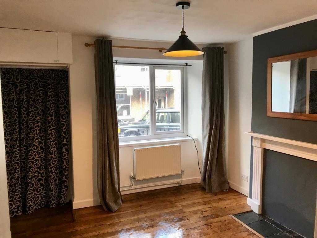 West Street, Crewkerne TA18 3 bed terraced house to rent £875 pcm (£