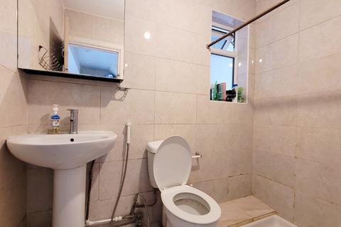 1 bedroom in a house share to rent - Lansbury Avenue , Edmonton, London N18