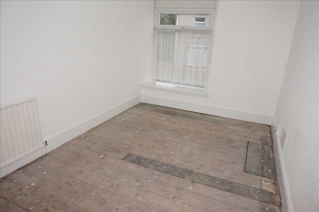 Front bedroom 1 :
