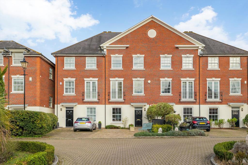 White Lion Gate, Cobham, Surrey, KT11 4 bed detached house £4,500 pcm