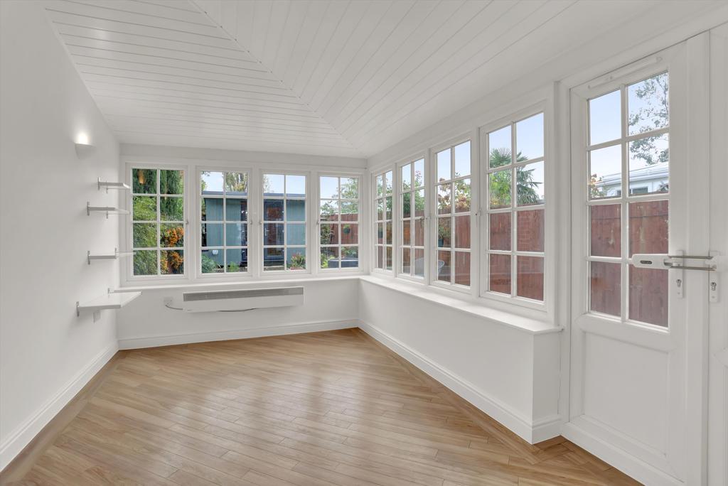 White Lion Gate, Cobham, Surrey, KT11 4 bed detached house £4,500 pcm