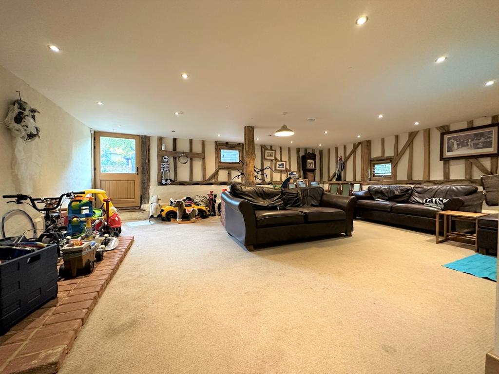 Bower Lane Eynsford DA4 4 bed barn conversion £2,150 pcm (£496 pw)