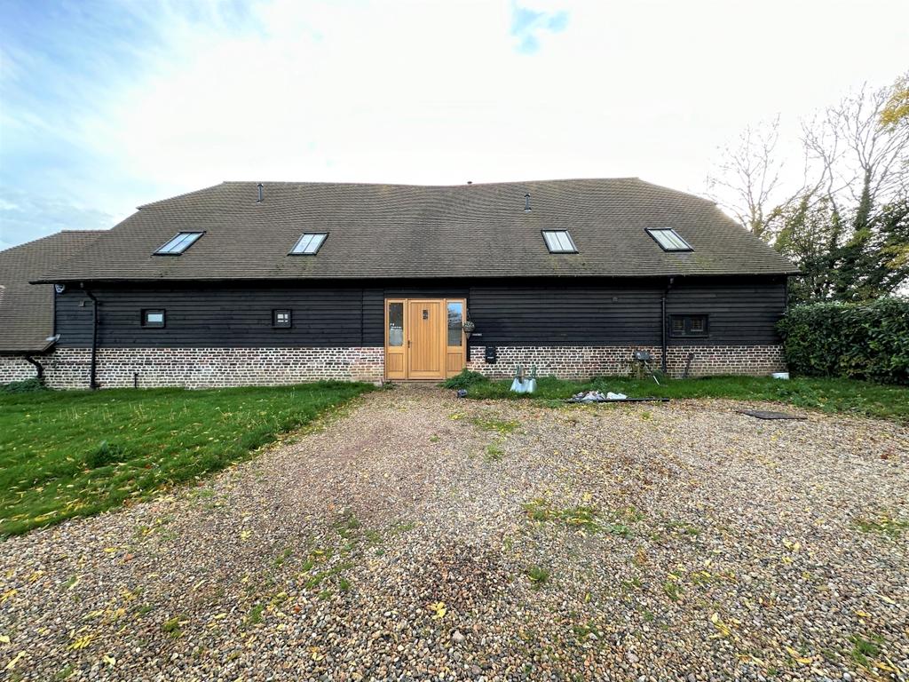 Bower Lane Eynsford DA4 4 bed barn conversion £2,150 pcm (£496 pw)