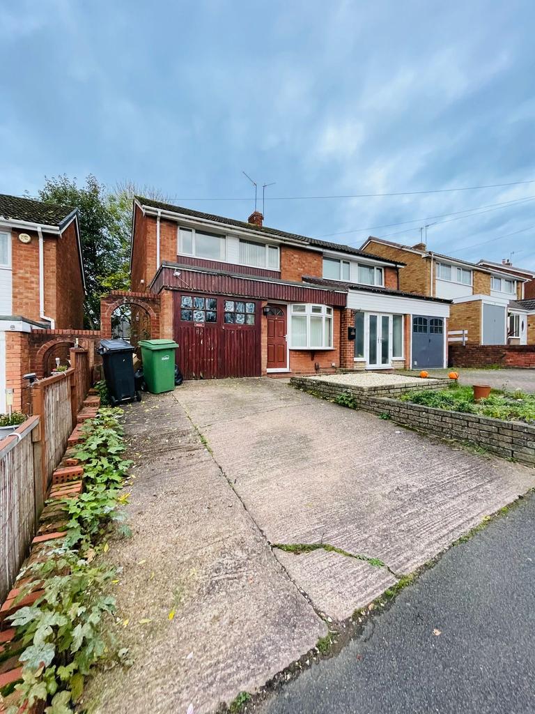 Rodway Close, Brierley Hill, DY5 2NB 3 bed semidetached house £850 pcm (£196 pw)