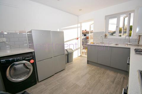 1 bedroom in a flat share to rent - (room D for LL)  Fremantle Road    (Ilford), London, IG6