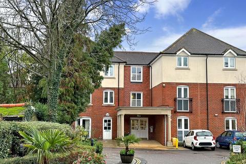 1 bedroom ground floor flat for sale, Massetts Road, Horley, Surrey