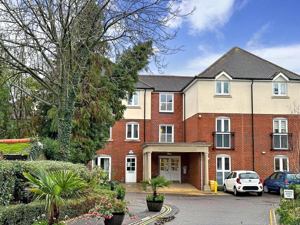 Massetts Road, Horley, Surrey 1 bed ground floor flat for sale £160,000