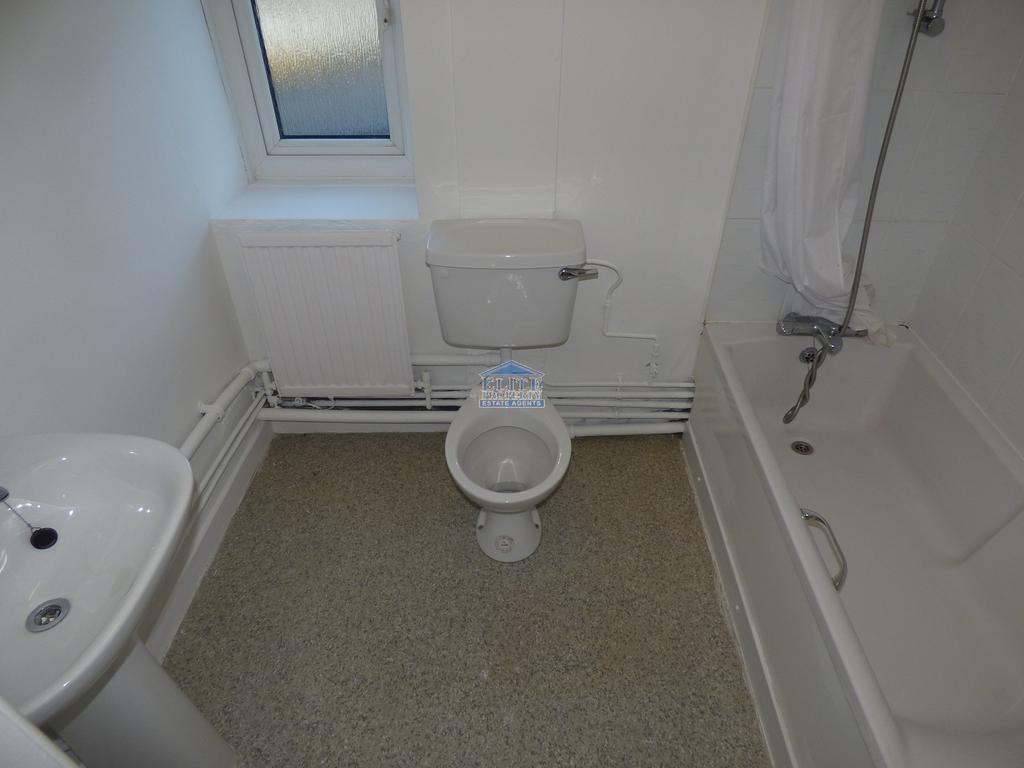 Bridge Street, Ogmore Vale, Bridgend.... 2 bed flat £550 pcm (£127 pw)