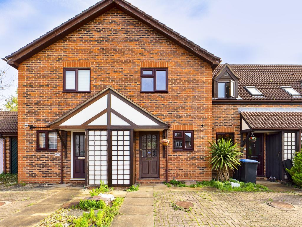 Denham Road, Egham, Surrey, TW20 2 bed terraced house £1,600 pcm (£