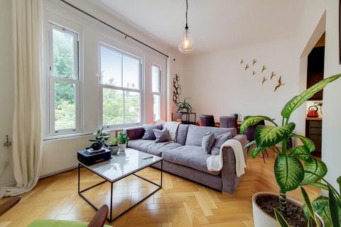 2 bedroom apartment to rent, Saint John's Hill, London, SW11