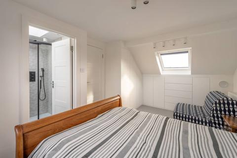 16 Huntingdon Gardens, Worcester Park, KT4 8TF