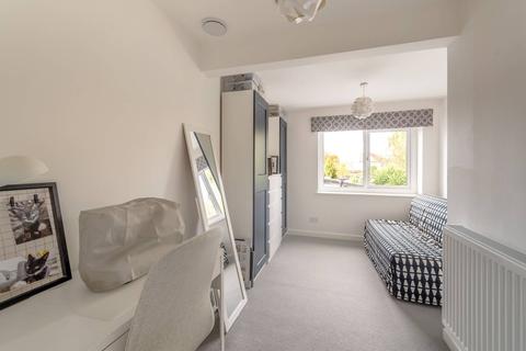 16 Huntingdon Gardens, Worcester Park, KT4 8TF