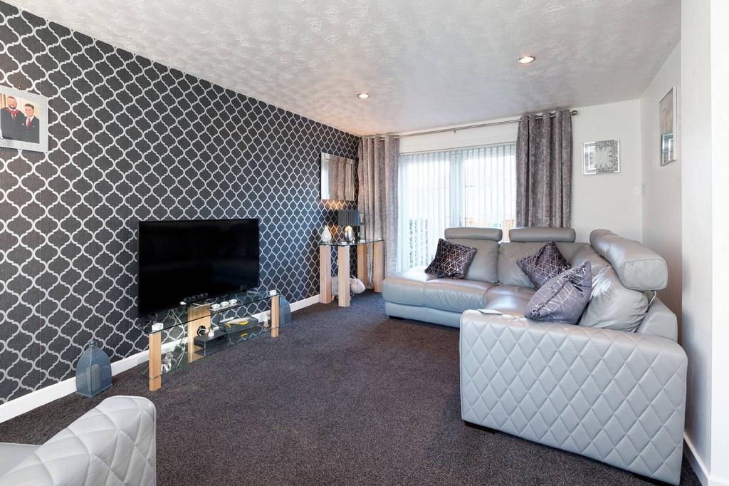 60 Finch Place, Johnstone, PA5 0RN 3 bed terraced house £140,000