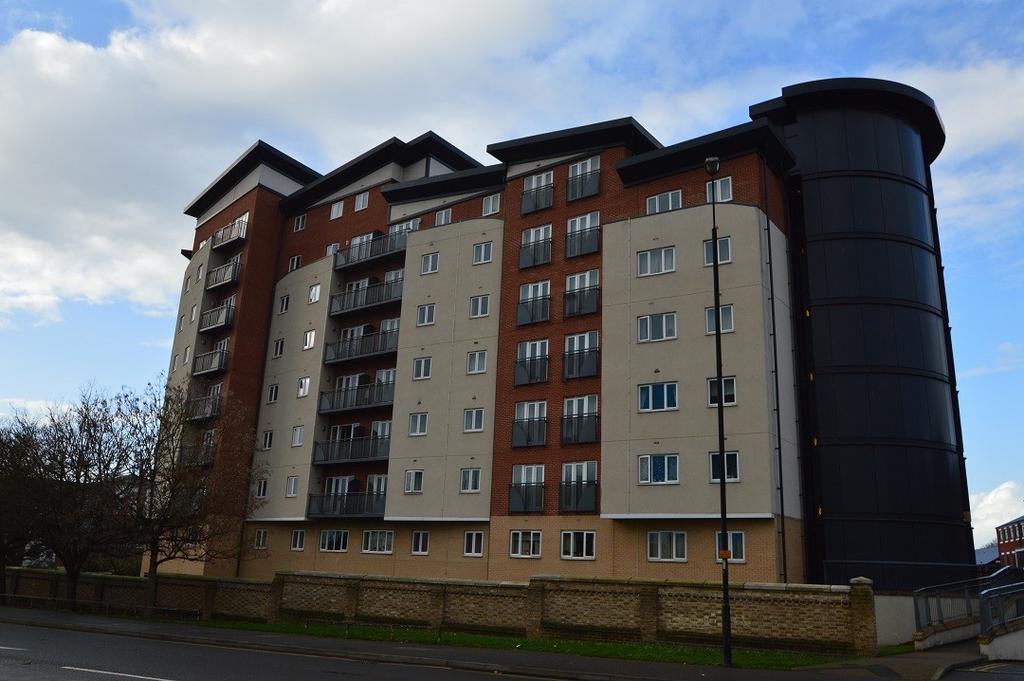 Aspects Court, Slough, Berkshire, SL1 2 bed apartment to rent £1,550 pcm (£358 pw)