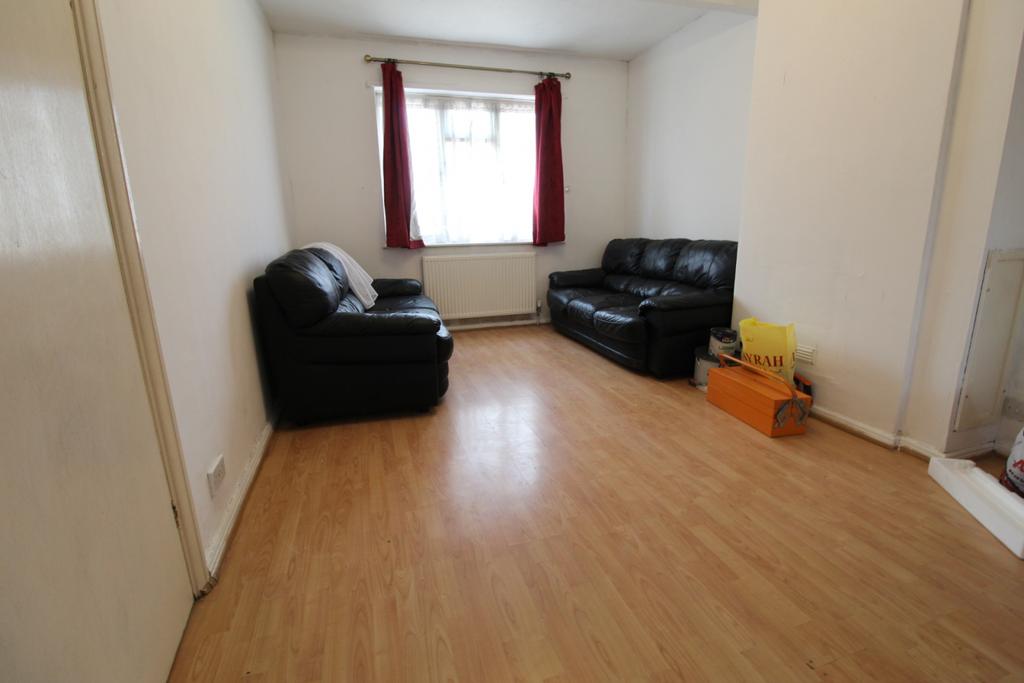Southall, UB1 3 bed terraced house £1,800 pcm (£415 pw)