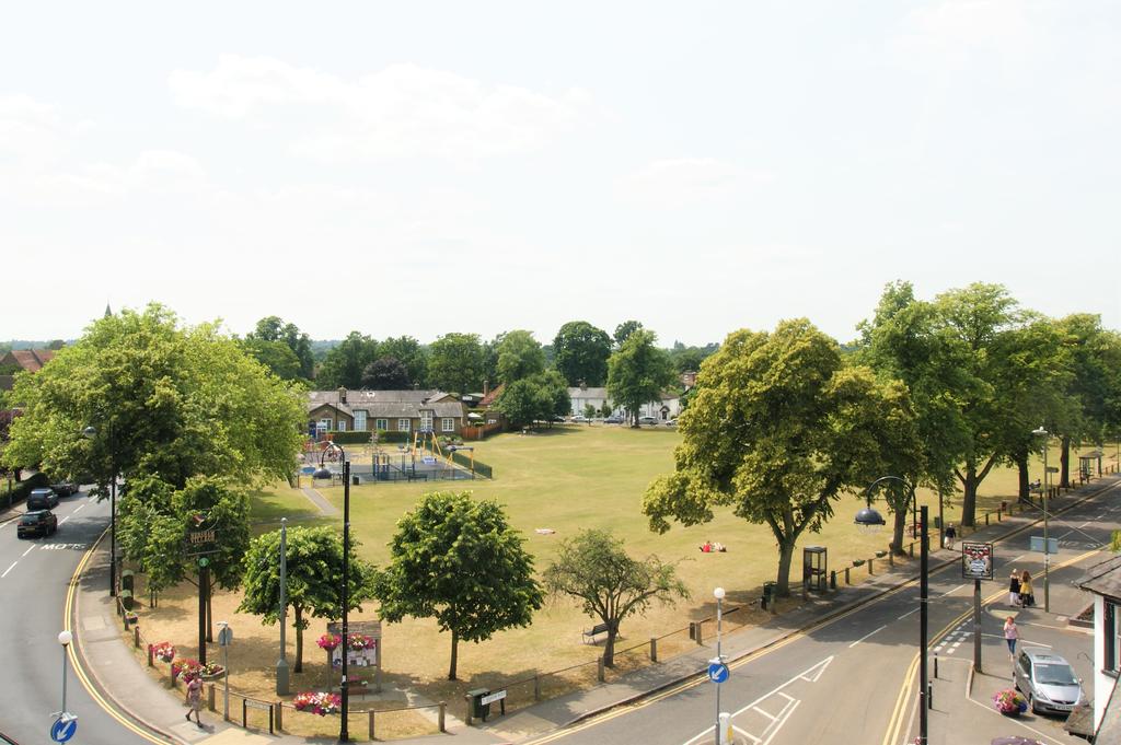 Molesey Road, Hersham KT12 2 bed apartment £1,250 pcm (£288 pw)