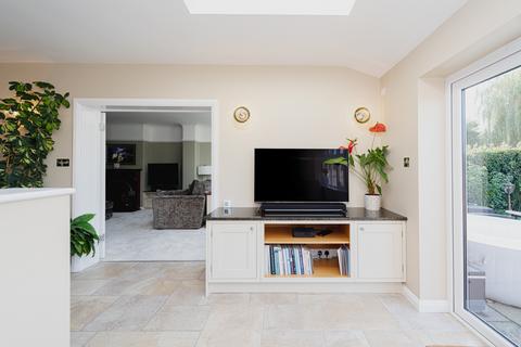 125 Overdale, Ashtead, KT21 1PZ