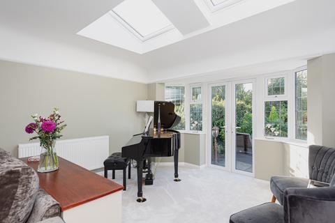 125 Overdale, Ashtead, KT21 1PZ