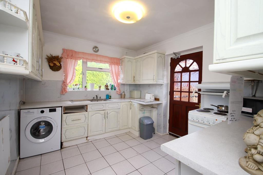 Headington Road, Maidenhead 3 bed semidetached bungalow £475,000