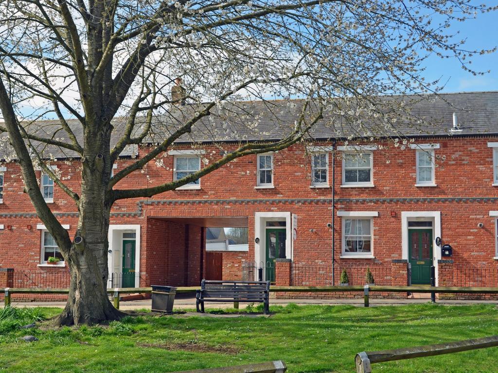 Richmond Road, Towcester, NN12 3 bed terraced house for sale £300,000