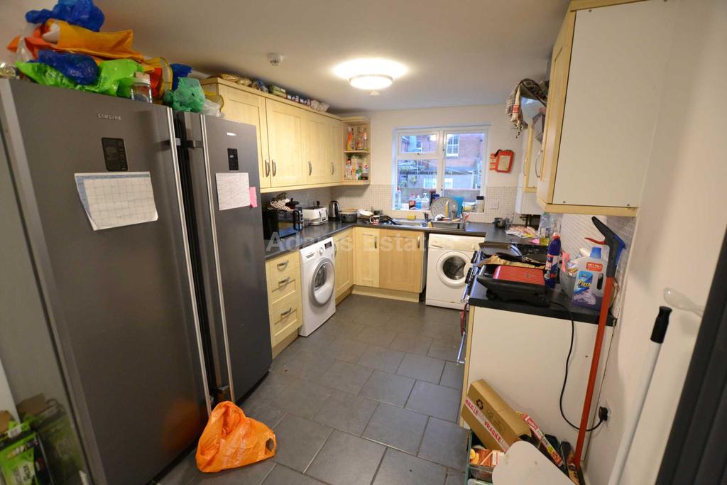Norris Road, Reading 6 bed terraced house £3,300 pcm (£762 pw)